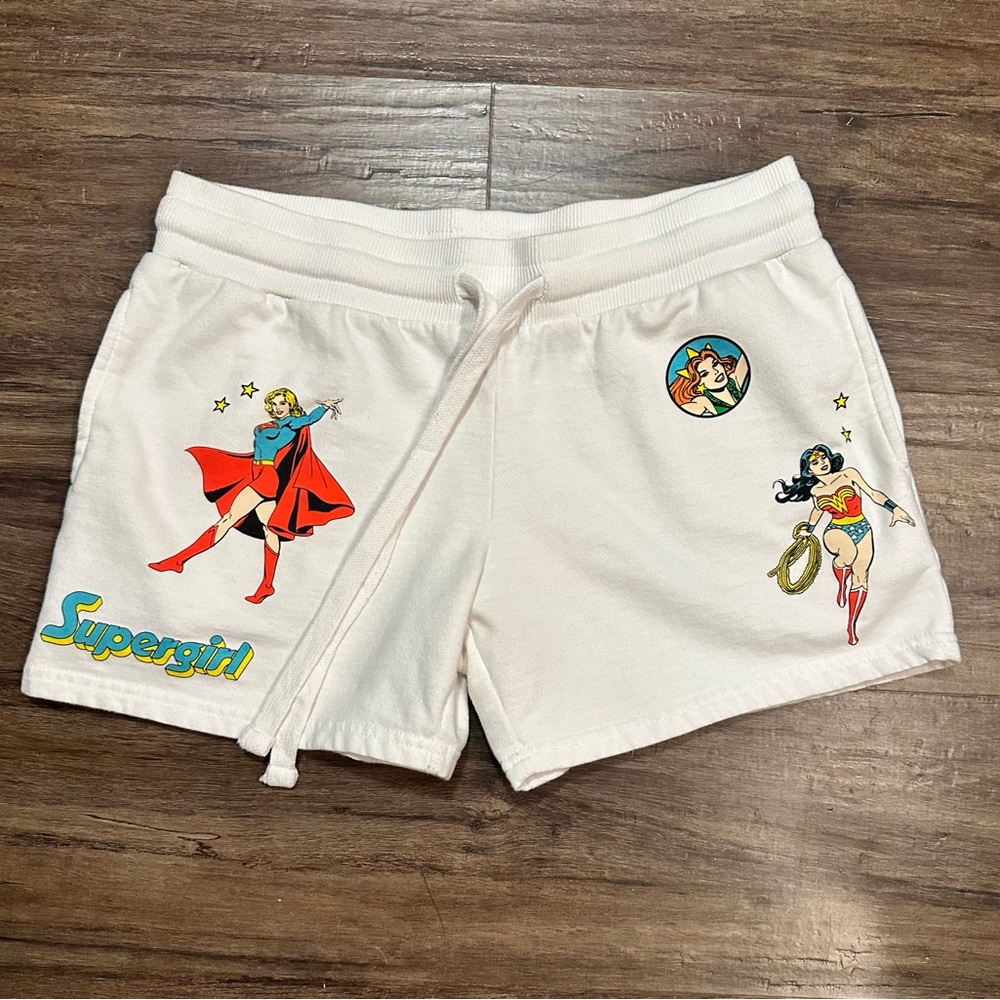 DC Comics Justice League Women's Graphic Shorts. Size M (7-9)